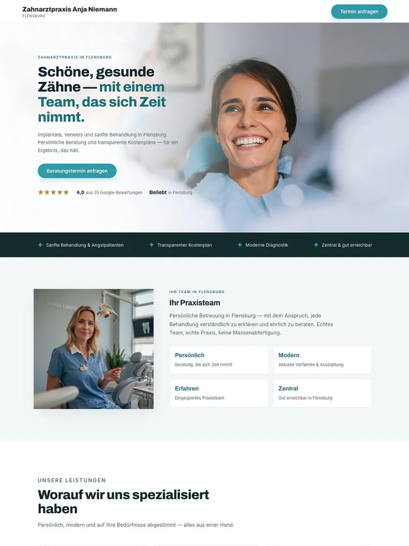 Website-Gestaltung für eine Zahnarztpraxis: heller, türkisfarbener Hero mit lächelnder Patientin und Terminbuchungs-Button